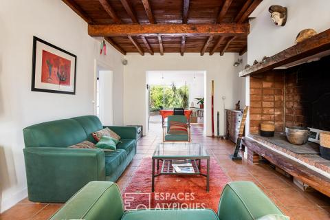 Maison de caractère atypique avec terrasse et jardin