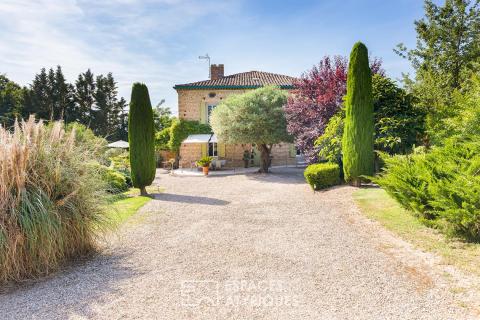 Authentique Mas dans son écrin de verdure avec piscine