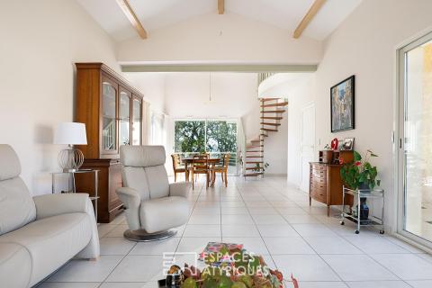 Maison d&rsquo;architecte avec piscine sur les hauteurs de PUYGOUZON