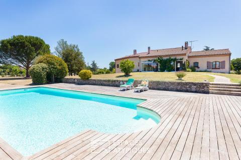 Villa de plain-pied avec piscine et pool house