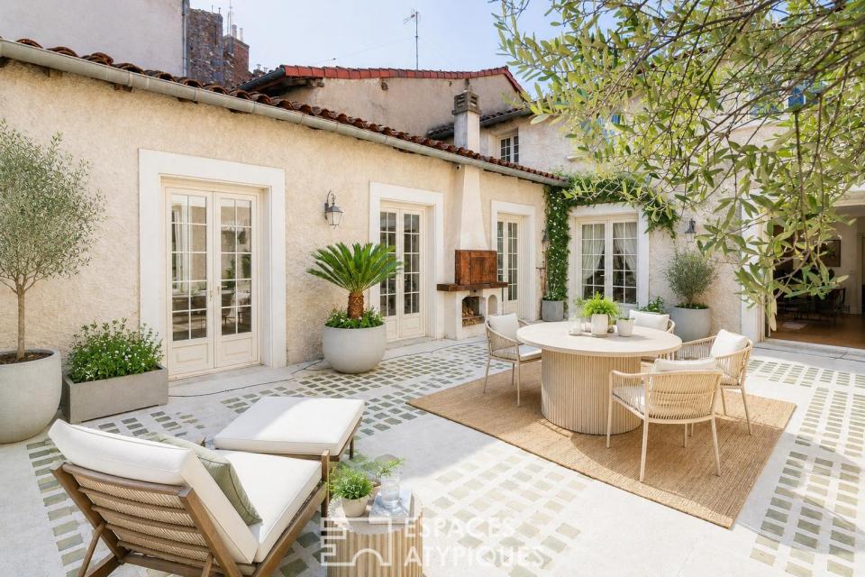 Maison de ville avec terrasse, garage et local commercial