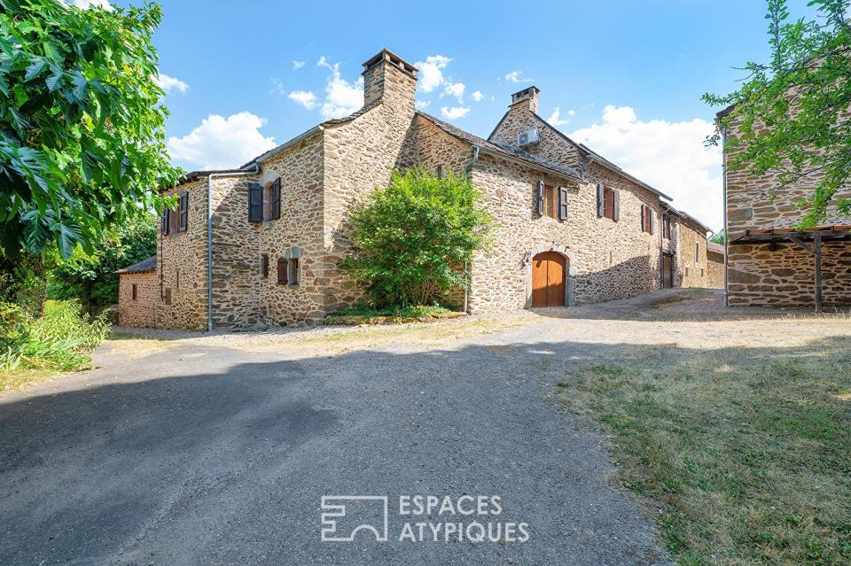 Charmant ensemble en pierre avec gîte et dépendance