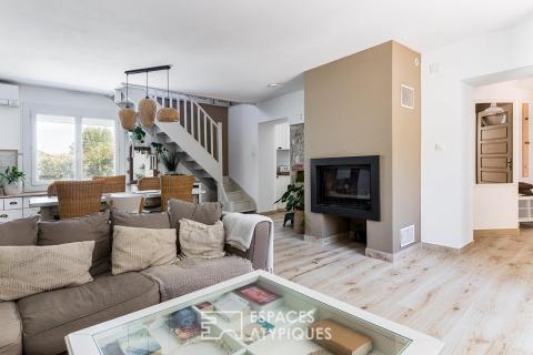 Maison de village avec jardin paysager et dépendance
