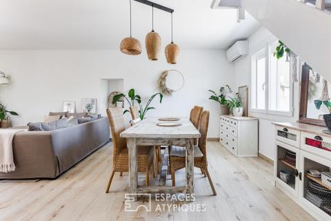 Maison de village avec jardin paysager et dépendance