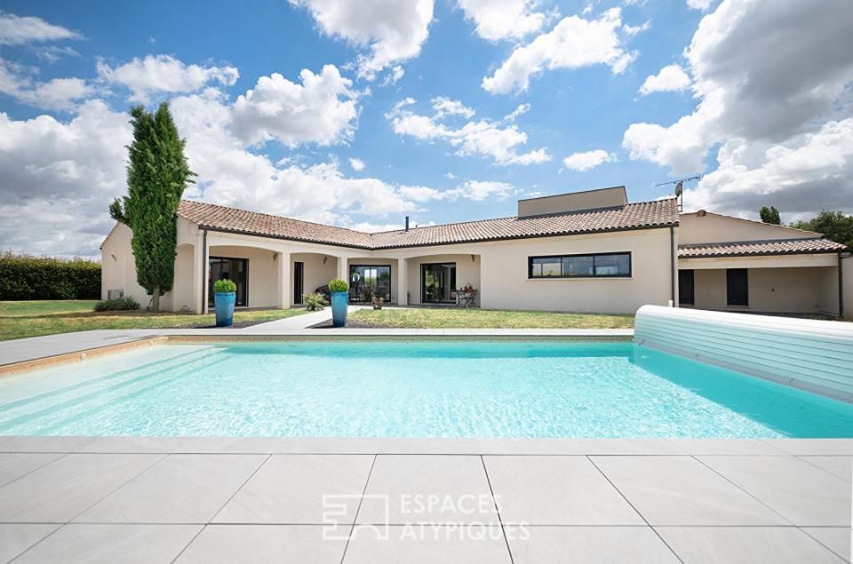 Villa de plain-pied  avec piscine tournée vers la lumière