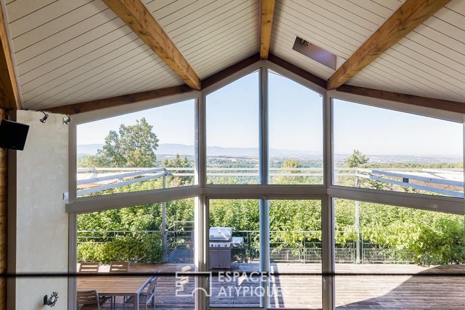 Entre ciel et forêt, une maison baignée de lumière
