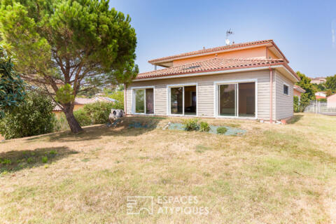 Villa contemporaine avec piscine intérieure et dépendance
