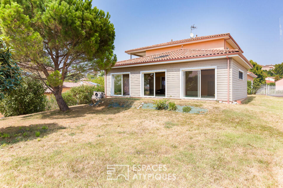 Villa contemporaine avec piscine intérieure et dépendance
