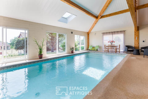 Villa contemporaine avec piscine intérieure et dépendance