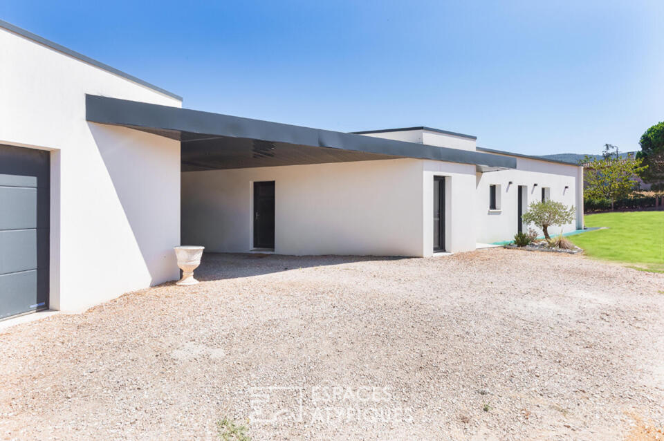 Plain-pied contemporain avec piscine lagon