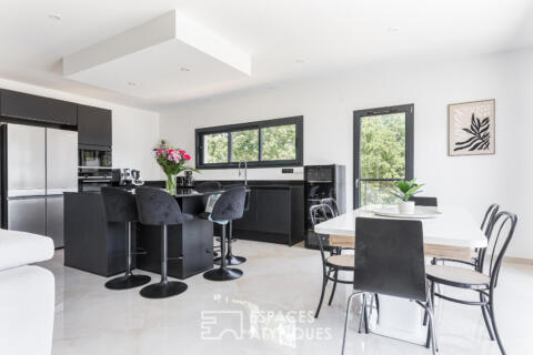 Plain-pied contemporain avec piscine lagon