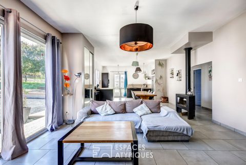 Maison moderne de plain pied et son hangar