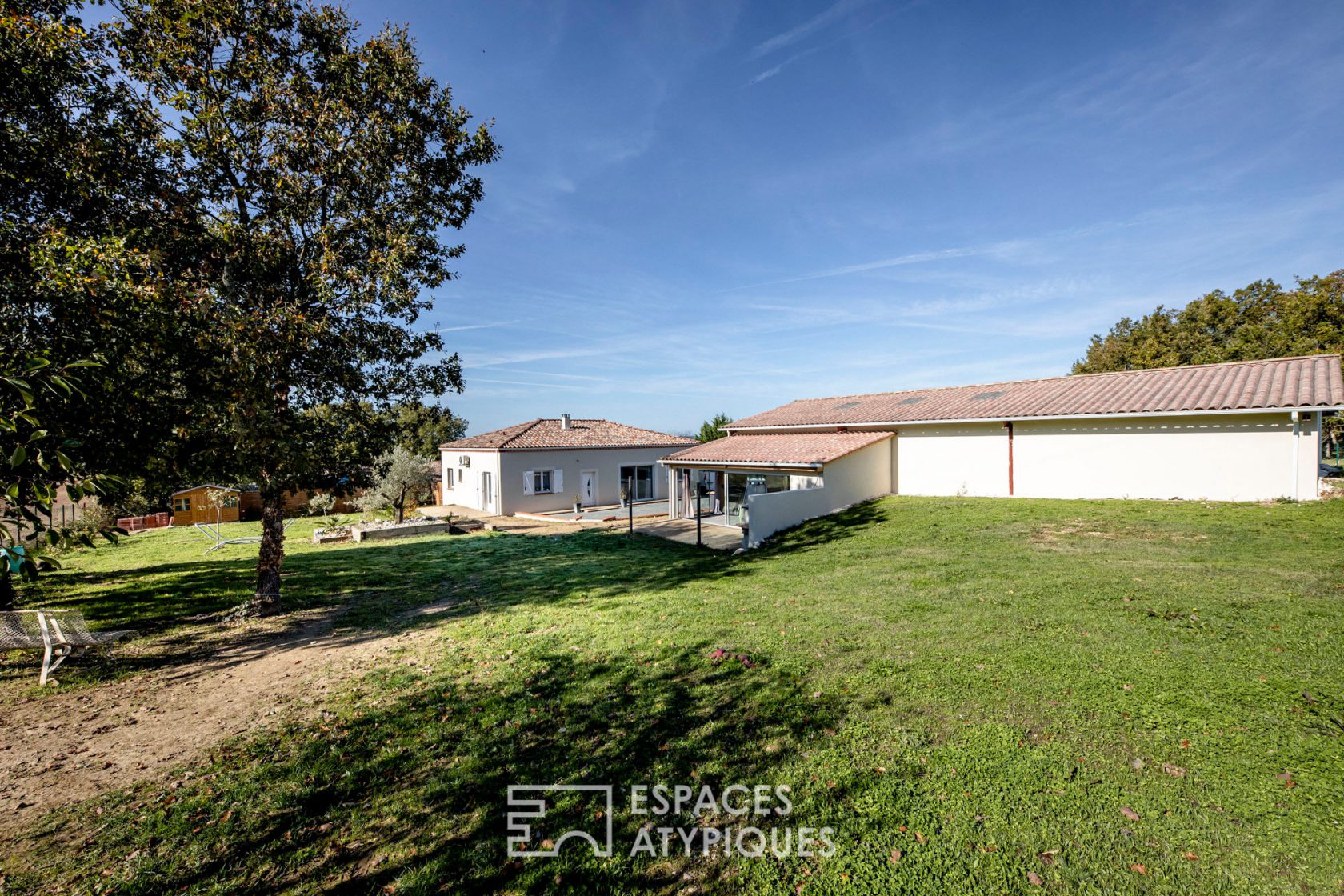 Maison moderne de plain pied et son hangar