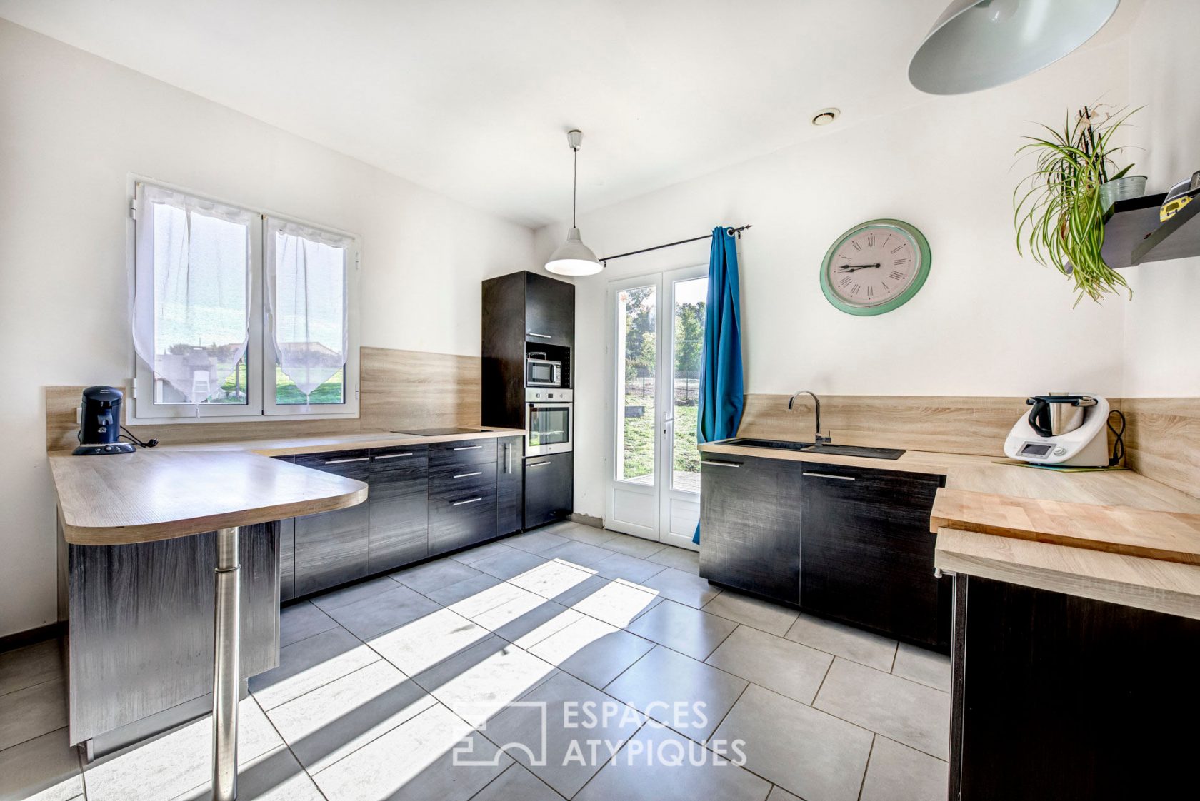Maison moderne de plain pied et son hangar