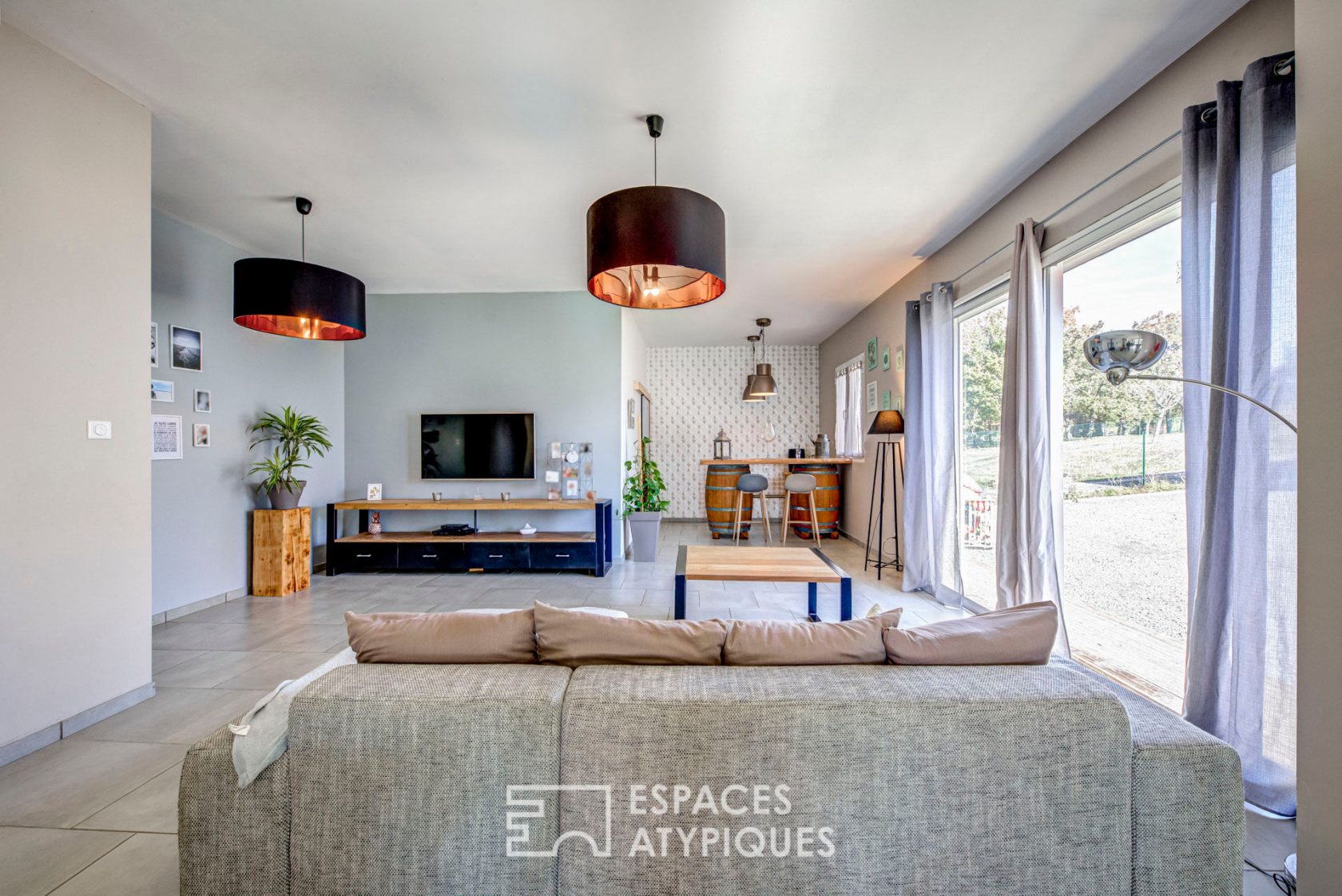 Maison moderne de plain pied et son hangar