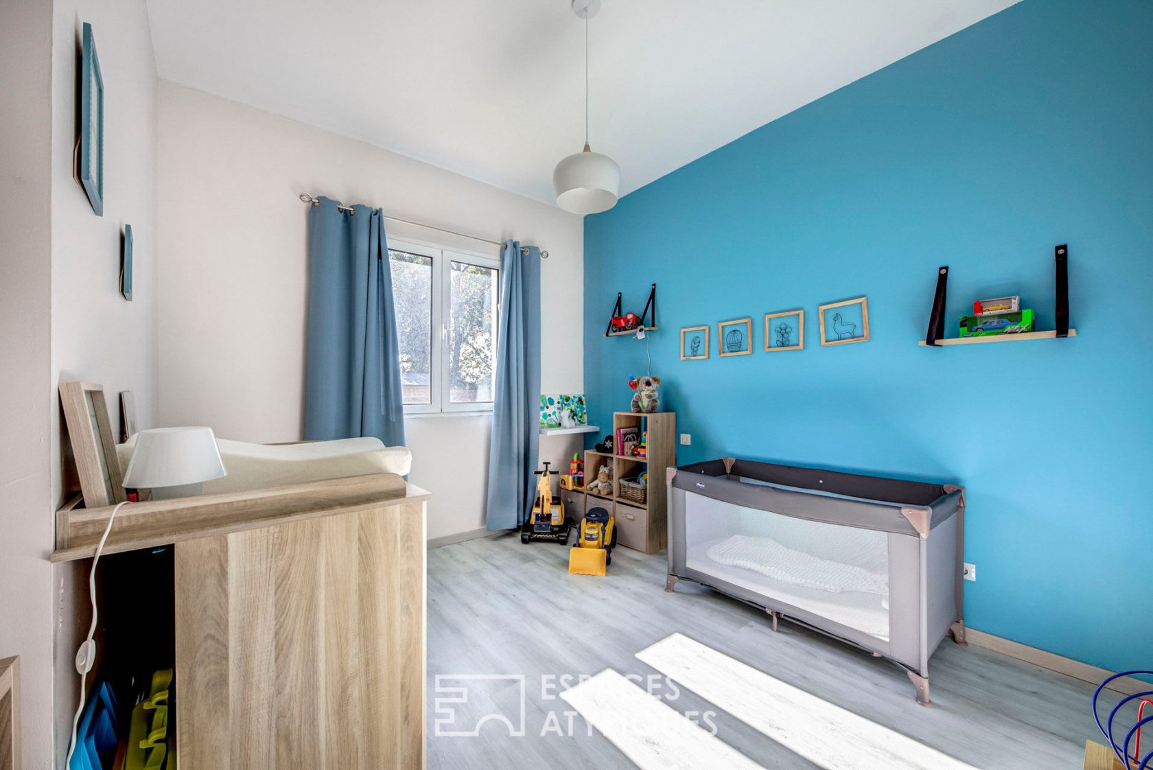 Maison moderne de plain pied et son hangar