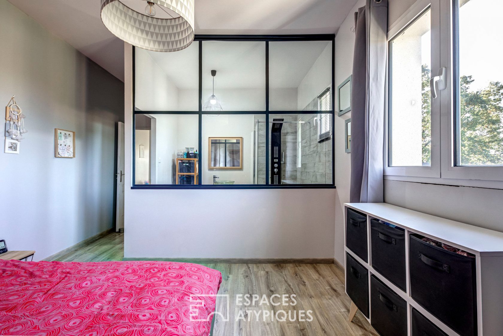 Maison moderne de plain pied et son hangar