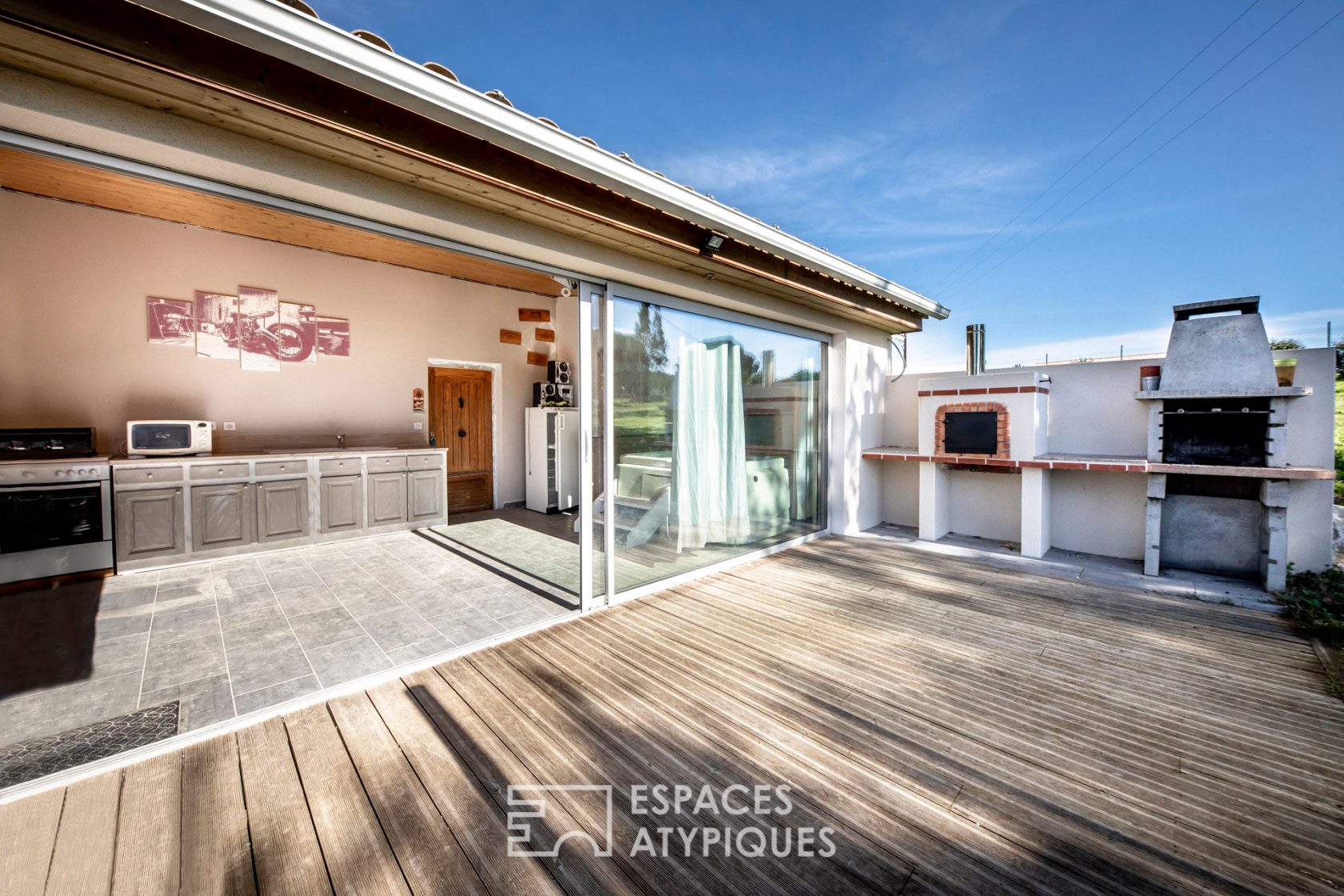 Maison moderne de plain pied et son hangar