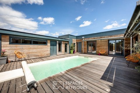 Maison contemporaine avec piscine au centre de son patio
