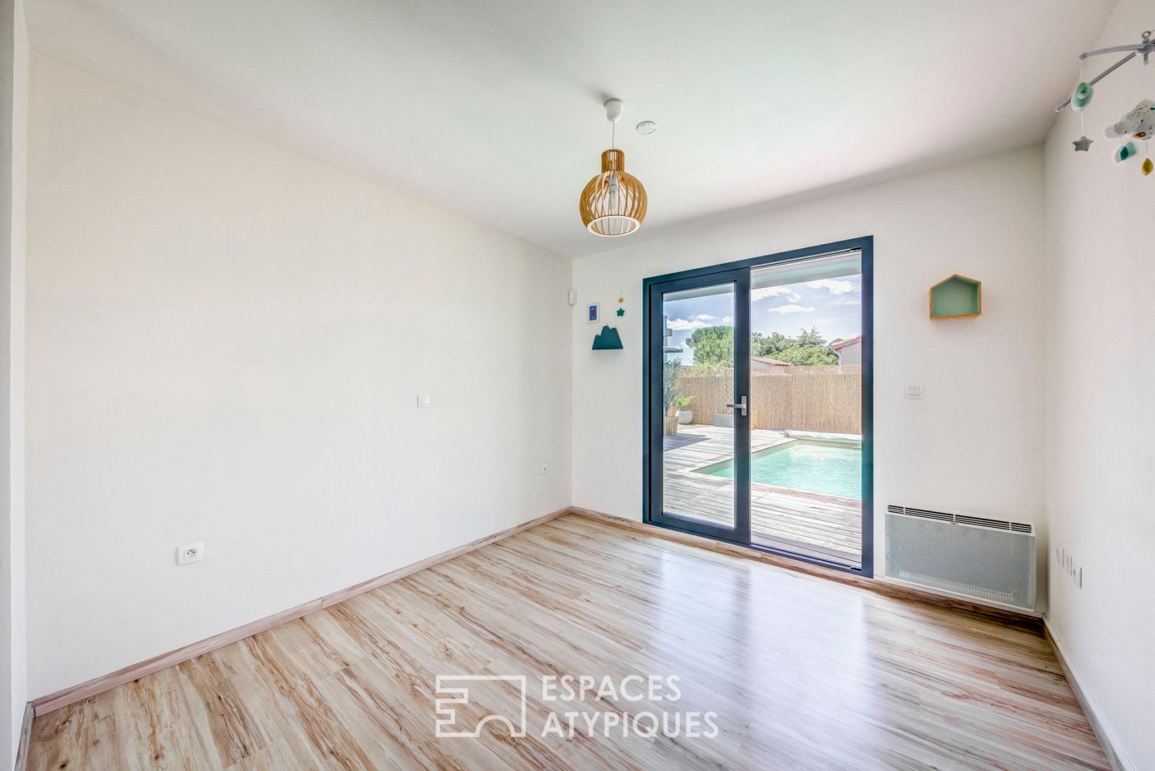 Maison contemporaine avec piscine au centre de son patio