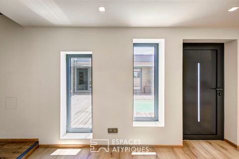 Maison contemporaine avec piscine au centre de son patio