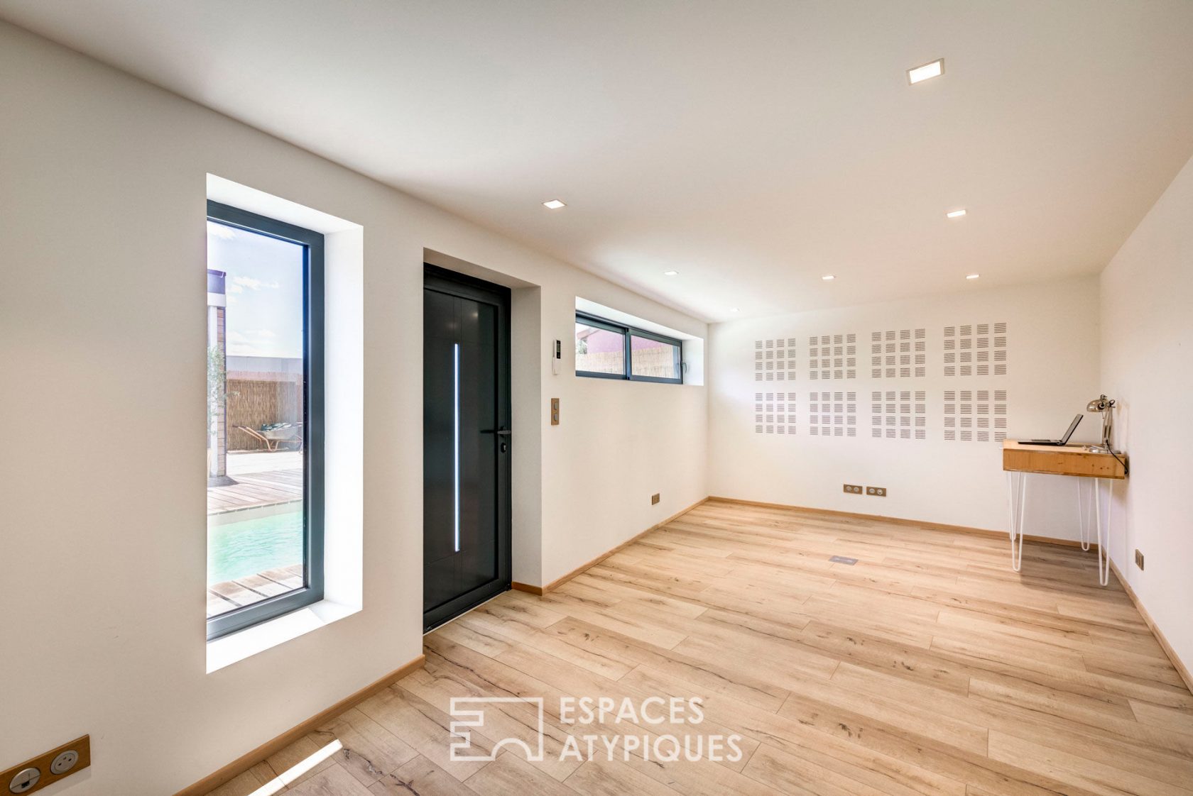 Maison contemporaine avec piscine au centre de son patio