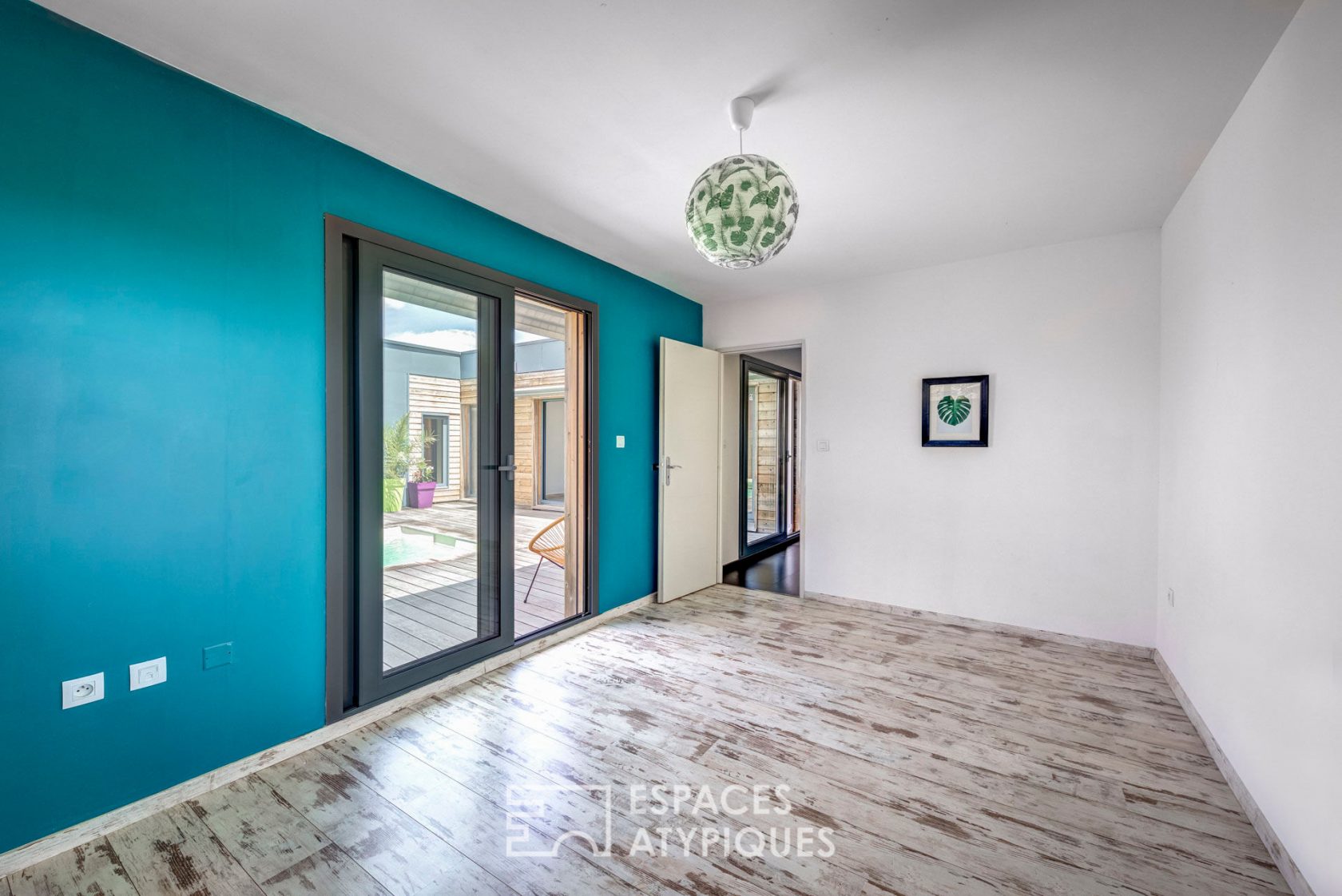 Maison contemporaine avec piscine au centre de son patio