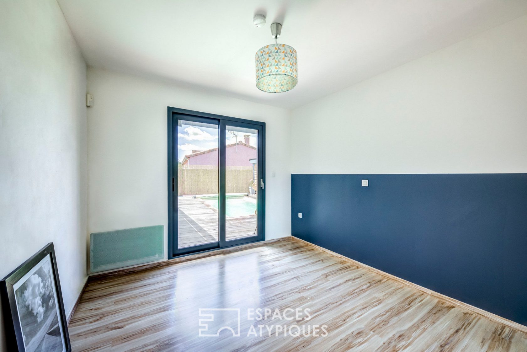 Maison contemporaine avec piscine au centre de son patio