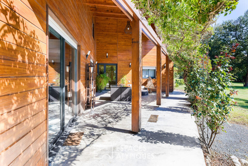 Villa contemporaine et son studio d'artiste au coeur de la nature boisée