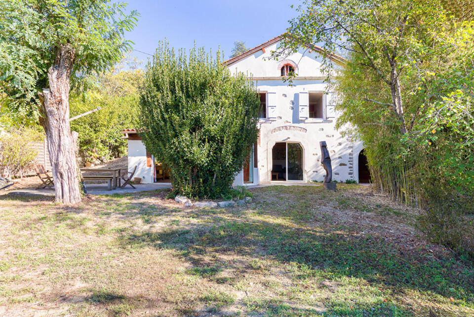 Maison et dépendance à l'abri des regards