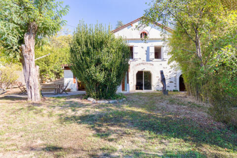 Maison et dépendance à l&rsquo;abri des regards