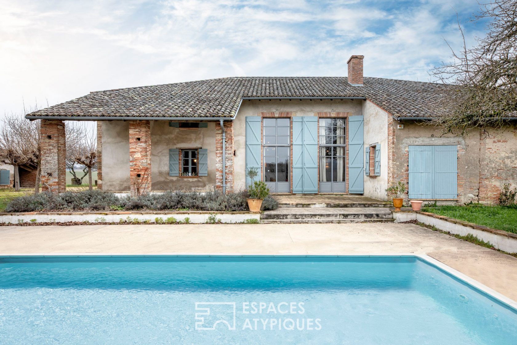 Propriété rénovée avec piscine bénéficiant d’une vue dégagée à 360°