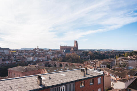 Appartement traversant avec vues et balcons au dernier étage avec ascenseur