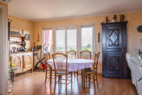 Appartement traversant avec vues et balcons au dernier étage avec ascenseur