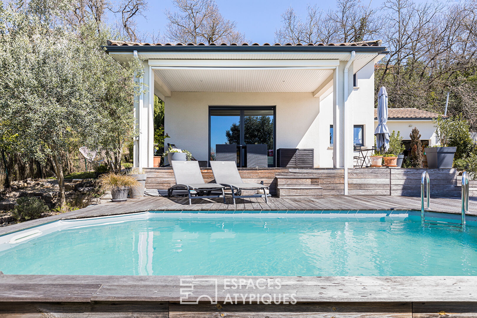 Villa contemporaine avec piscine et vue dominante à PUYGOUZON