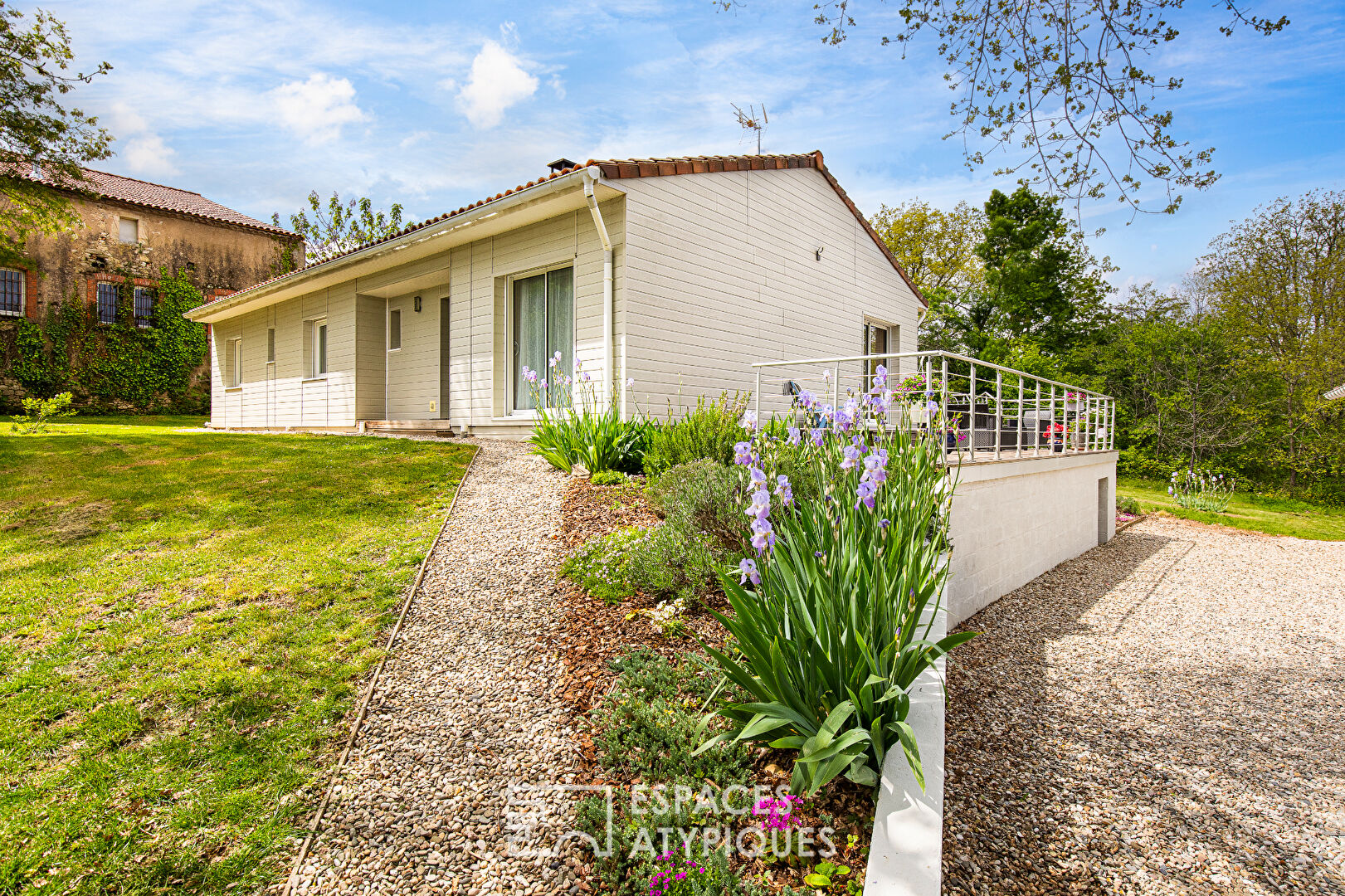 Single storey house with garden and garage