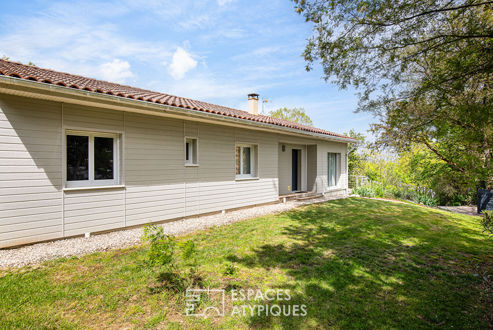 Single storey house with garden and garage