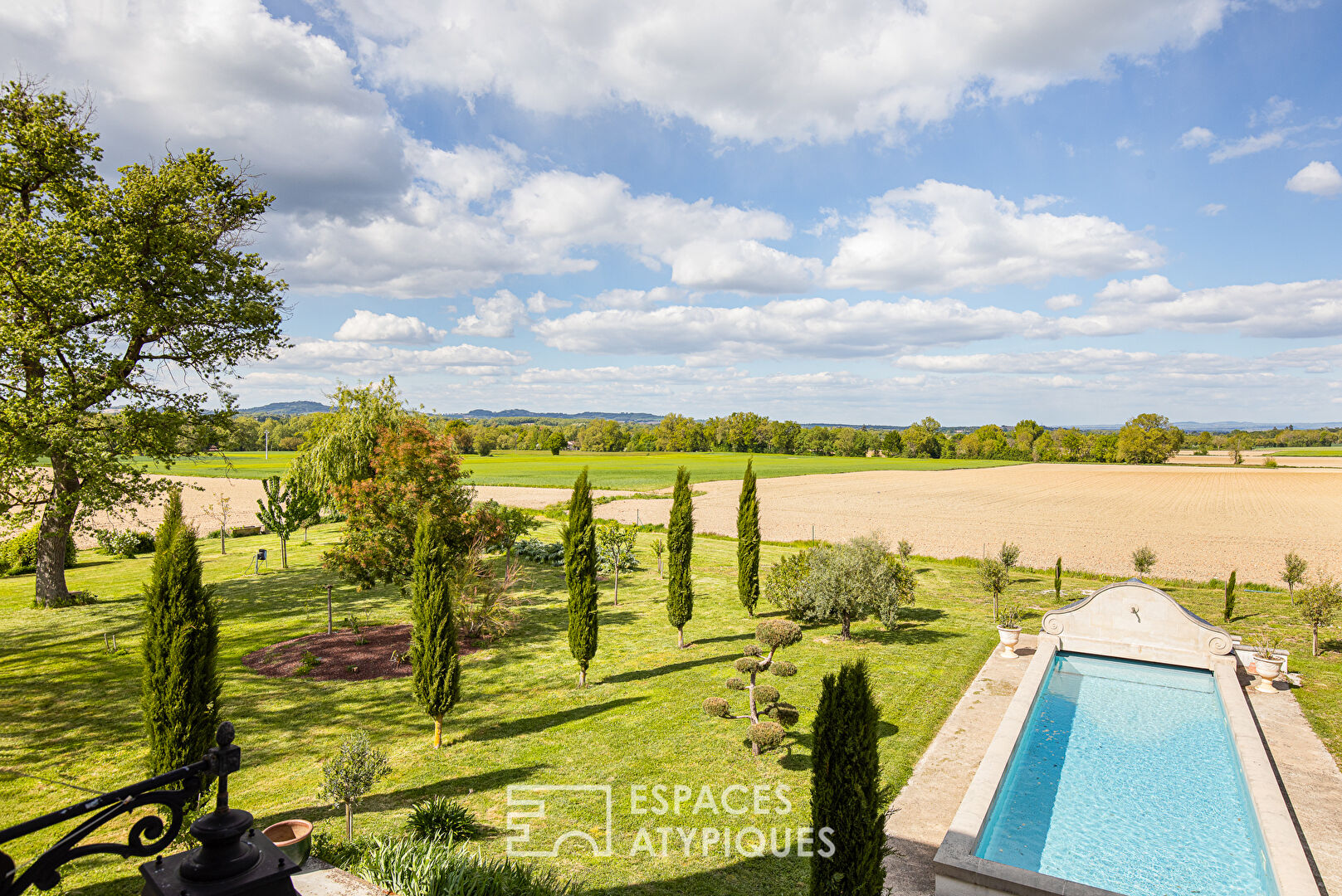 Mansion with swimming pool located between Castres and Revel