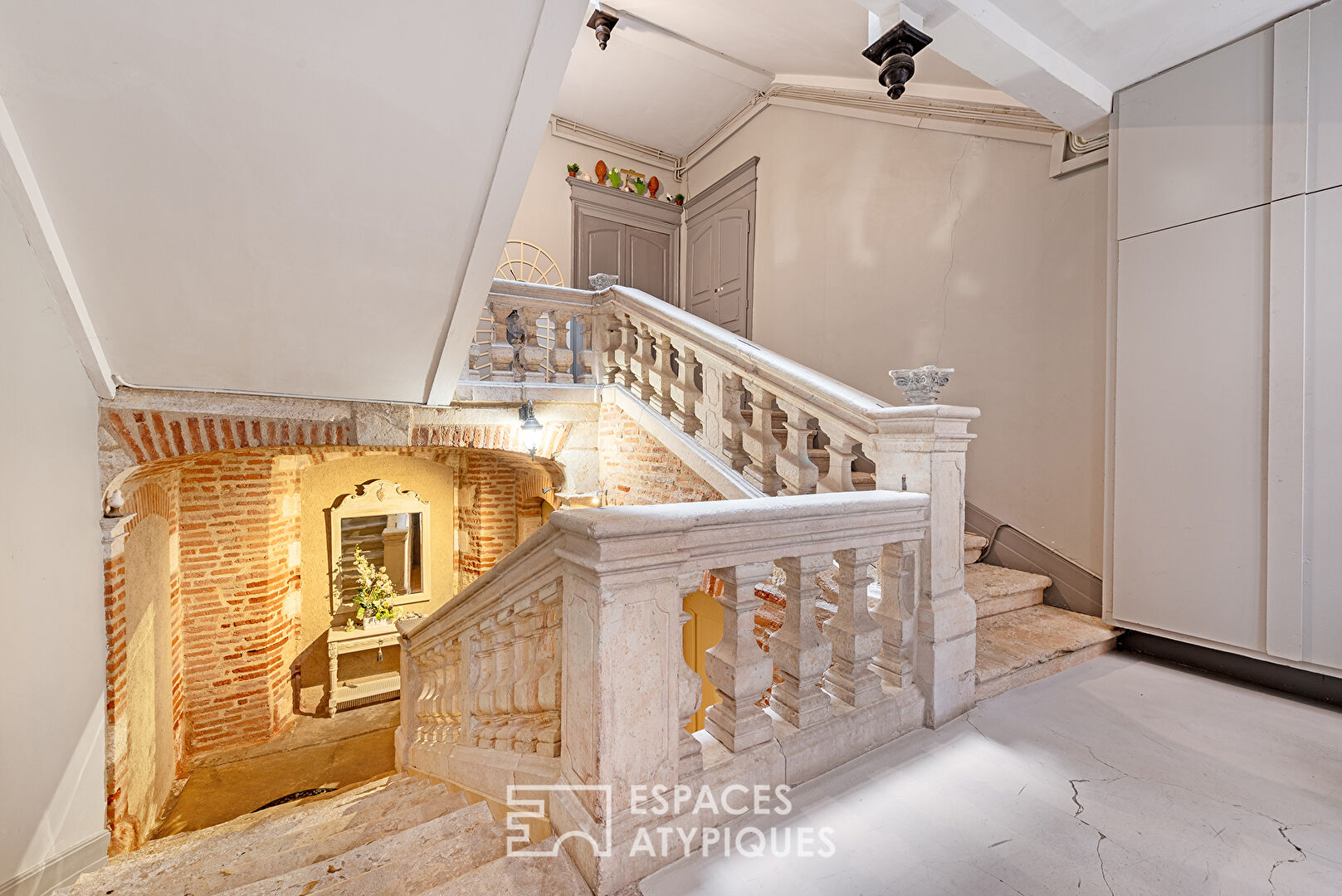 Charming apartment in the heart of the historic district, with a view of the cathedral