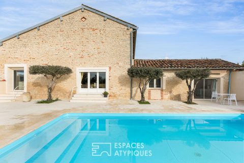 Corps de ferme rénové avec piscine et terres attenantes