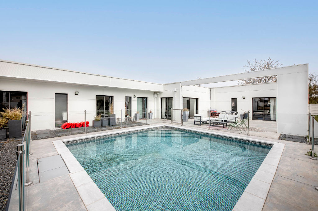 Contemporary architect-designed villa with swimming pool in ALBI
