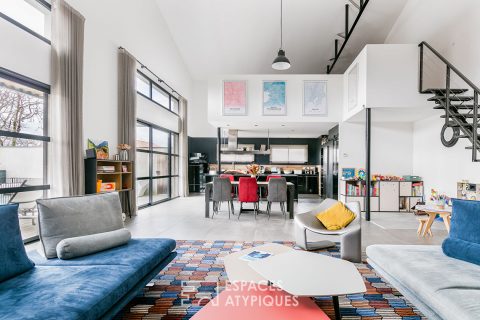 Loft-style house with swimming pool and outbuilding