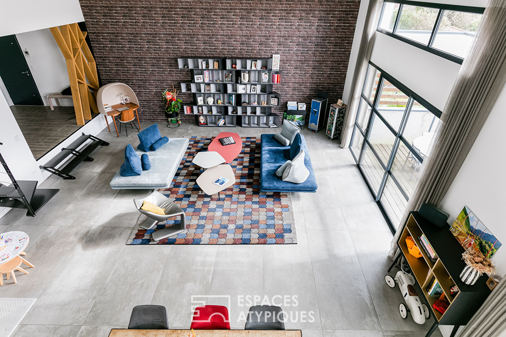 Loft-style house with swimming pool and outbuilding