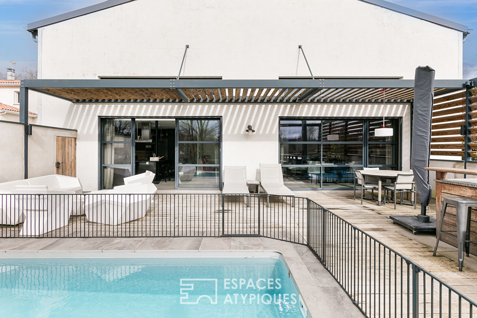 Loft-style house with swimming pool and outbuilding