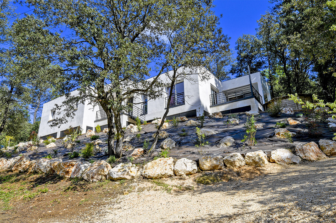 Maison contemporaine dans la pinède