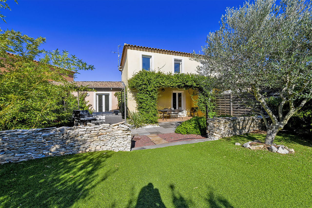 Maison rénovée avec jardin paysager