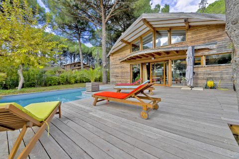 Lumineuse villa avec piscine en pinède