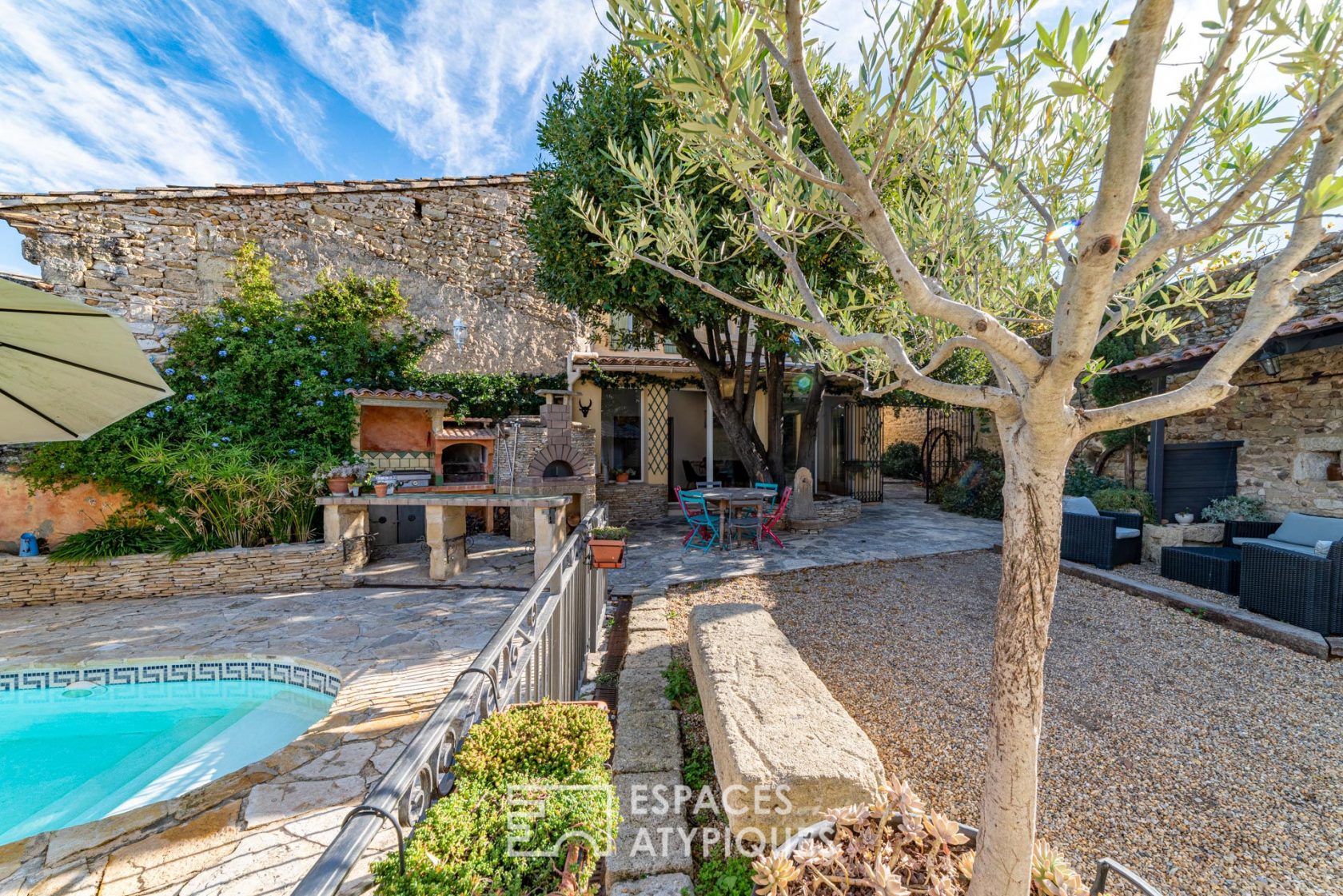 Maison de charme rénovée en pierre avec piscine