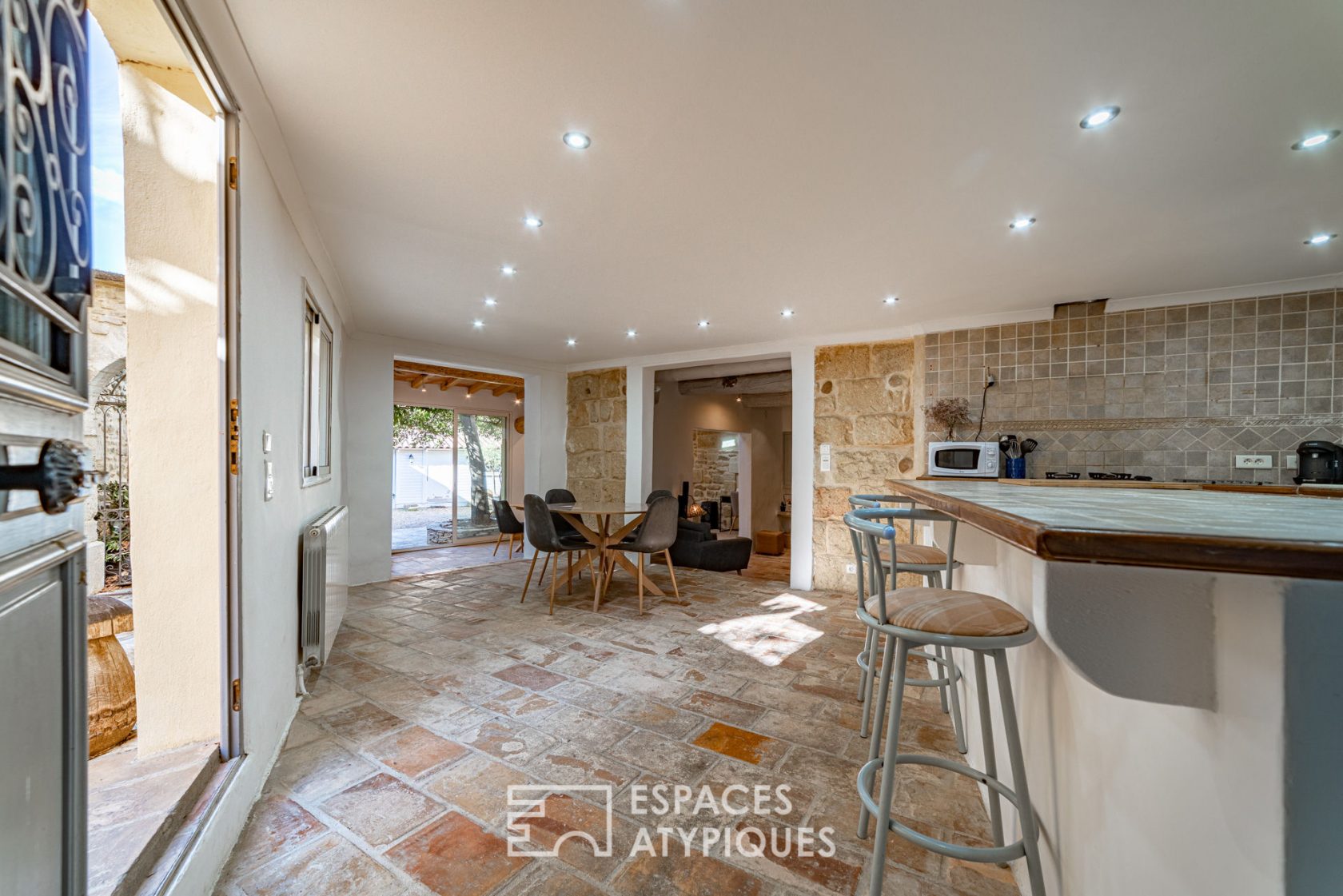 Maison de charme rénovée en pierre avec piscine