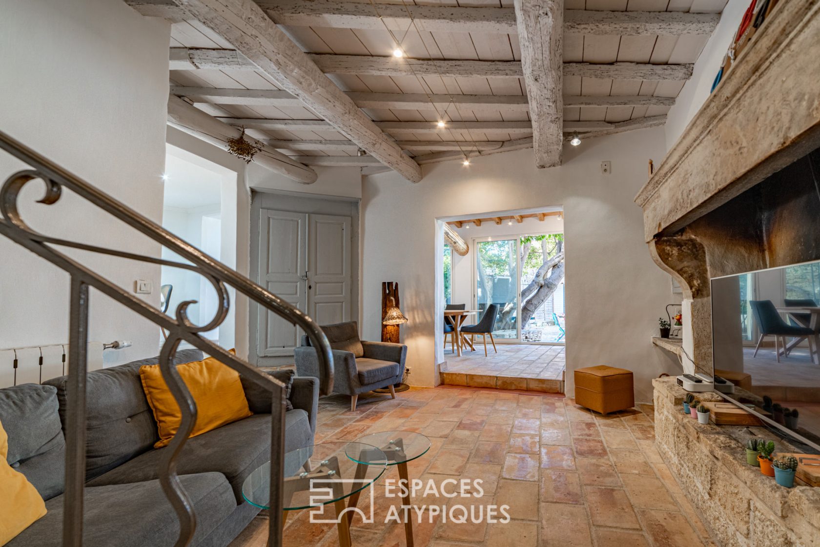 Maison de charme rénovée en pierre avec piscine